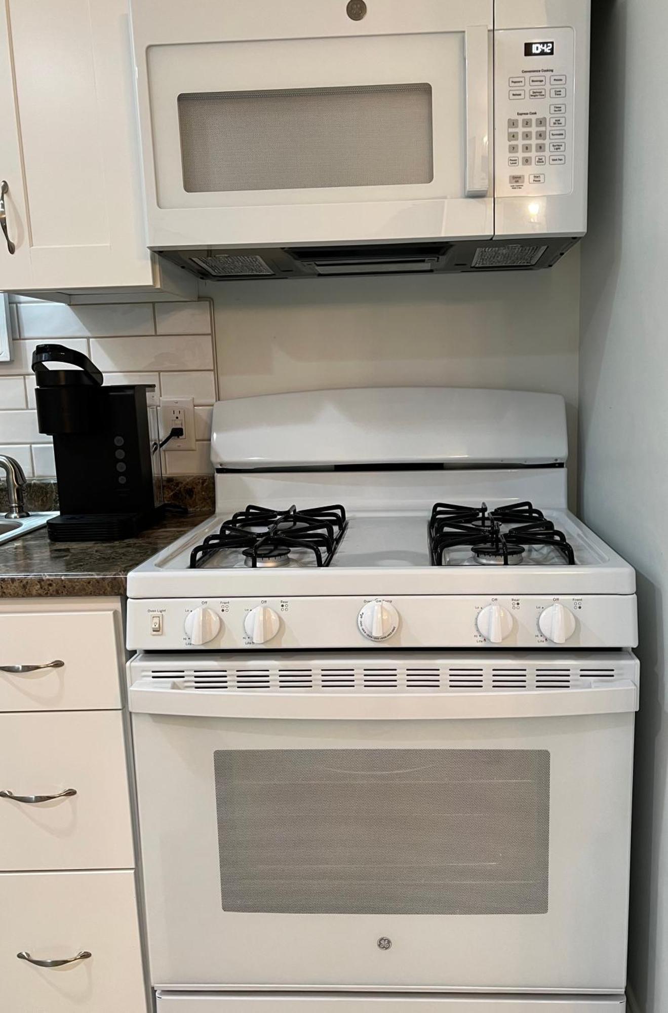 Robins Nest 10 Min To Biltmore Bkfst Hot Tub Fireplace Sparkling Water Apartment